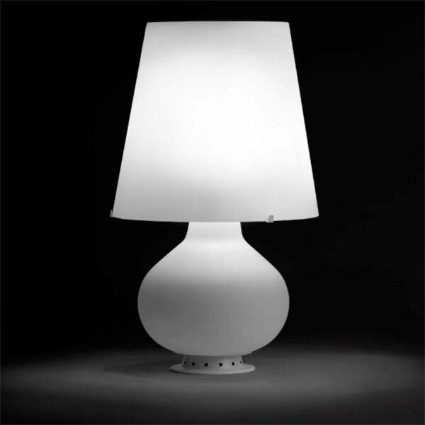 FONTANAARTE-FONTANA-GRANDE-LAMPADA-DA-TAVOLO-BIANCA-ACCESA-1-STILLUCE-STORE-BERGAMO