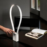 MARTINELLI-LUCE-FLUIDA-TAVOLO-AMBIENTAZIONE-STILLUCE-STORE-BERGAMO