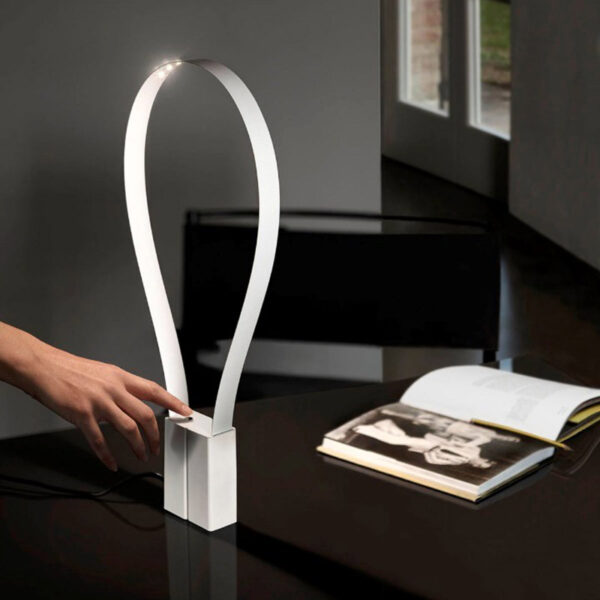 MARTINELLI-LUCE-FLUIDA-TAVOLO-AMBIENTAZIONE-STILLUCE-STORE-BERGAMO