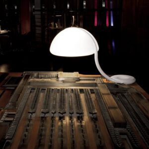 MARTINELLI-LUCE-SERPENTE-TAVOLO-AMBIENTAZIONE-STILLUCE-STORE-BERGAMO