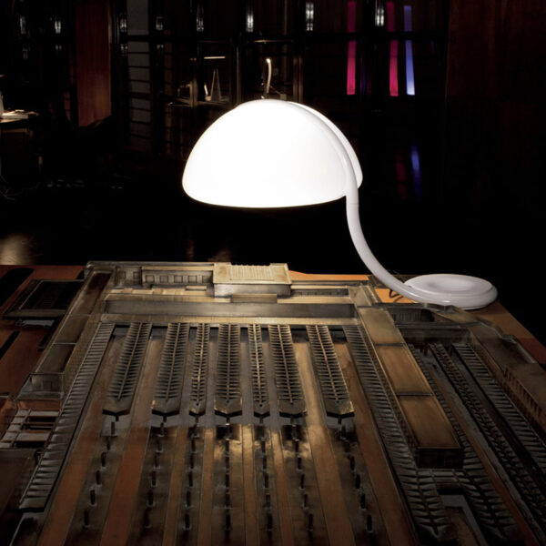 MARTINELLI-LUCE-SERPENTE-TAVOLO-AMBIENTAZIONE-STILLUCE-STORE-BERGAMO