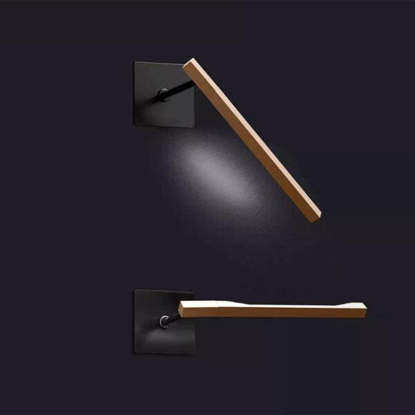 Oluce Ilo 187 lampada parete, Design David Lopez Quincoces, 2019. Lampada orientabile a luce led diretta, una barra di alluminio anodizzato sagomato in bronzo satinato, struttura a parete verniciato nel colore nero opaco. Ilio viene proposta in tre modelli: a sospensione, sospensione con movimento verticale e parete. Caratteristica di tutti i modelli il disegno longilineo ed elegante della barra in alluminio che accoglie la fonte luminosa LED. Ilo a parete, ha le stesse dimensioni della versione con movimento verticale, è fissata al muro attraverso una placca quadrata, snodandosi grazie ad un perno che ne permette l’orientamento in tutte le direzioni grazie anche al corpo illuminante ruotabile di 90 gradi. Oluce Ilo 187 lampada parete, Design David Lopez Quincoces, 2019. Lampada orientabile a luce led diretta, una barra di alluminio anodizzato sagomato in bronzo satinato, struttura a parete verniciato nel colore nero opaco. Ilio viene proposta in tre modelli: a sospensione, sospensione con movimento verticale e parete. Caratteristica di tutti i modelli il disegno longilineo ed elegante della barra in alluminio che accoglie la fonte luminosa LED. Ilo a parete, ha le stesse dimensioni della versione con movimento verticale, è fissata al muro attraverso una placca quadrata, snodandosi grazie ad un perno che ne permette l’orientamento in tutte le direzioni grazie anche al corpo illuminante ruotabile di 90 gradi.