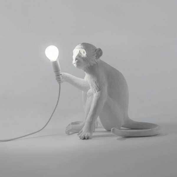 SELETTI-MONKEY-LAMP-SEDUTA-ACCESA-STILLUCE-STORE-BERGAMO